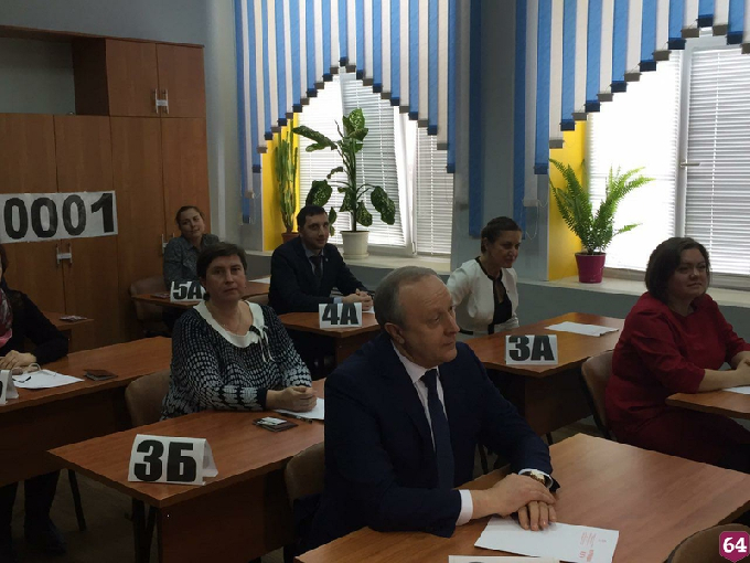 Саратовский губернатор сел за парту для сдачи ЕГЭ по русскому языку 