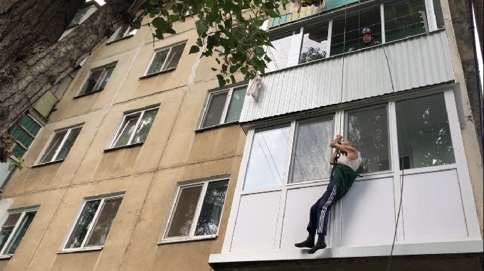 В Саратове мужчина упал с балкона, развешивая белье