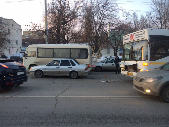 Протаранивший «Ладу» автобус спровоцировал пробку у аэропорта