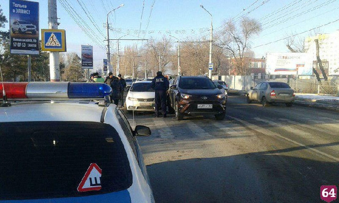 В Энгельсе недалеко от моста произошло ДТП с кроссовером 
