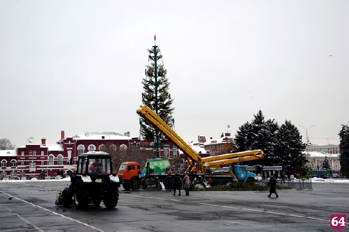 Саратовскую елку украсят 20 гербов города и 50 ежиков