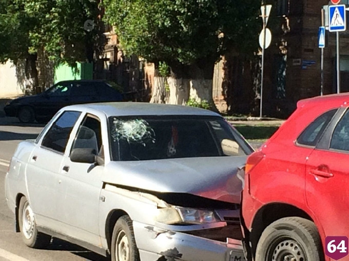 В Саратове напротив лицея столкнулись 2 автомобиля