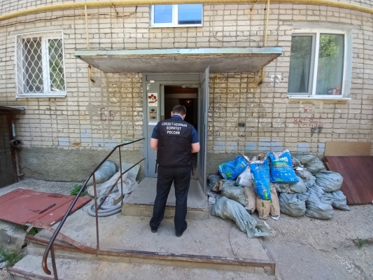 В Саратове 1,5-летний мальчик выпал из окна и погиб