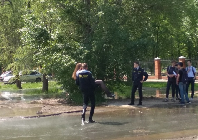 Кадеты на себе переносили людей через залитую кипятком дорогу