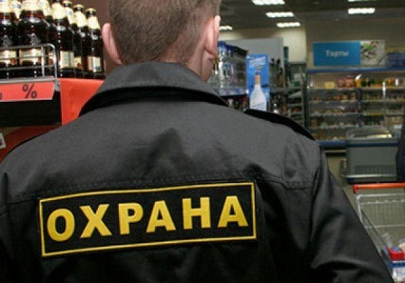 Охранники магазина сдали полицейским похитителя алкоголя 