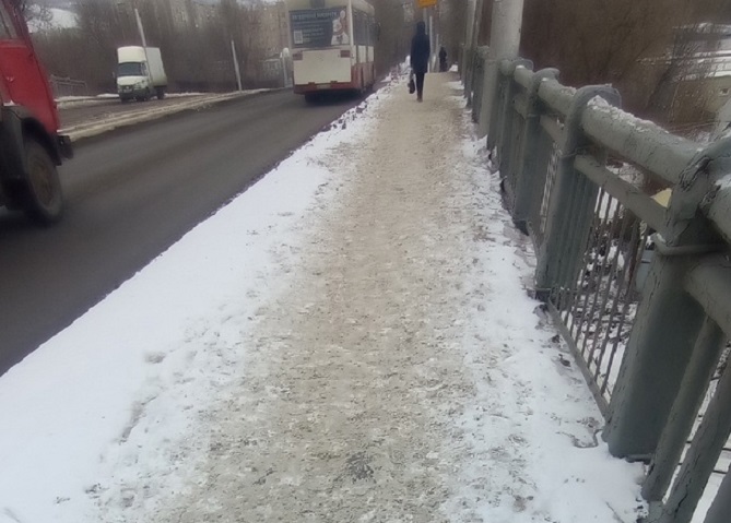 Состояние моста через железную дорогу в Саратове назвали позором