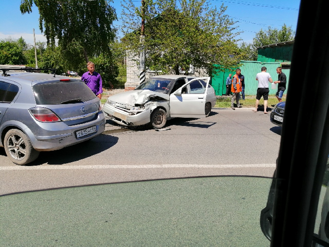 В Энгельсе «Лада» протаранила грузовик