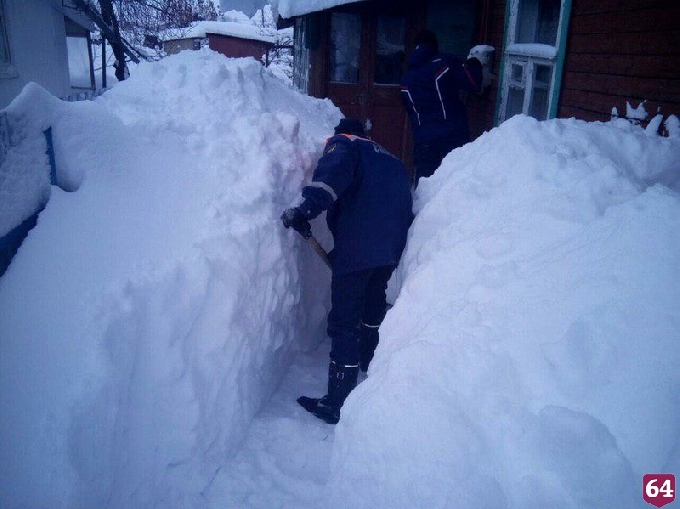 Спасатели раскопали дорогу к дому запертой снегом старушки