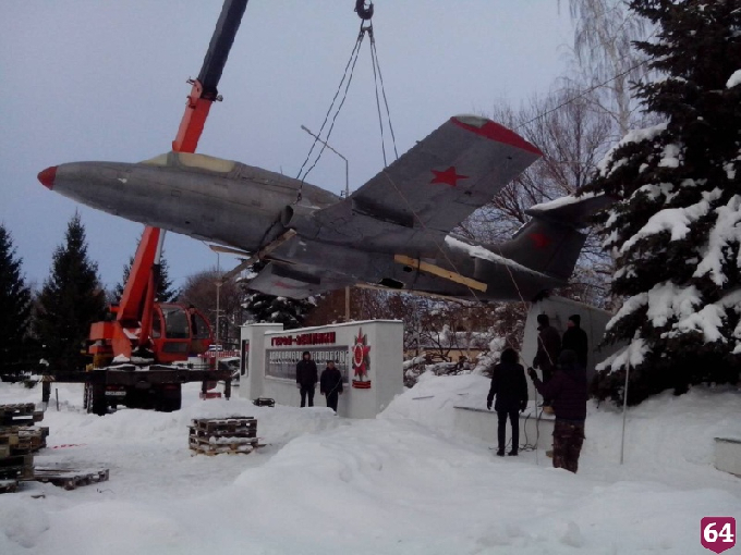 В Ртищеве вернули на постамент пострадавший от снегопада самолет-памятник