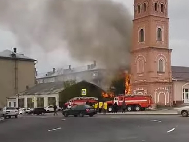 Огонь уничтожил контору бывшей пожарной части под Саратовом