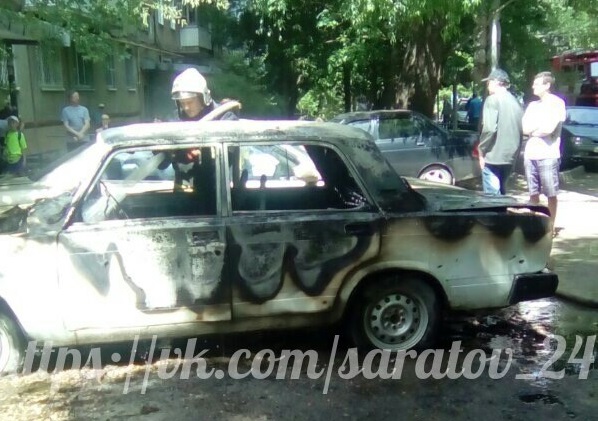 В Саратове от полыхающих «Жигулей» загорелась иномарка