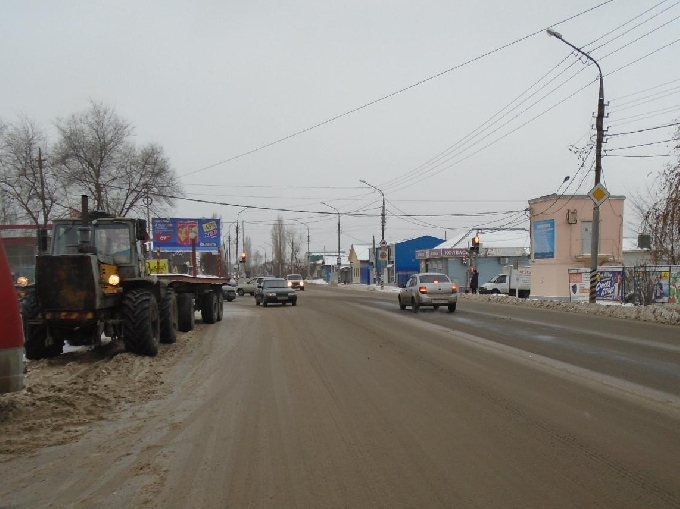 В Энгельсе под колеса трактора попал пешеход