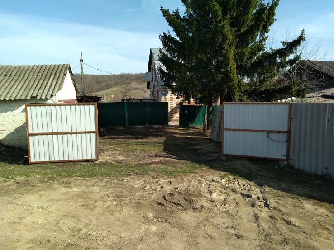 Приставы заставили саратовца демонтировать незаконно установленный забор 