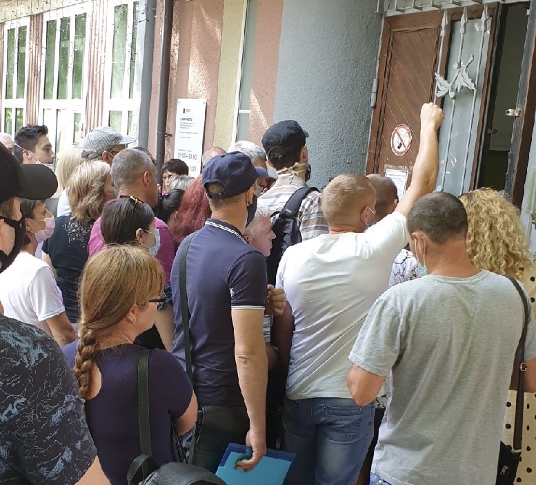 Горожане после снятия ограничений устроили столпотворение у МФЦ