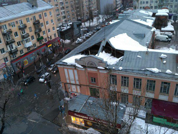 Скопившийся снег проломил крышу дома на Сакко и Ванцетти
