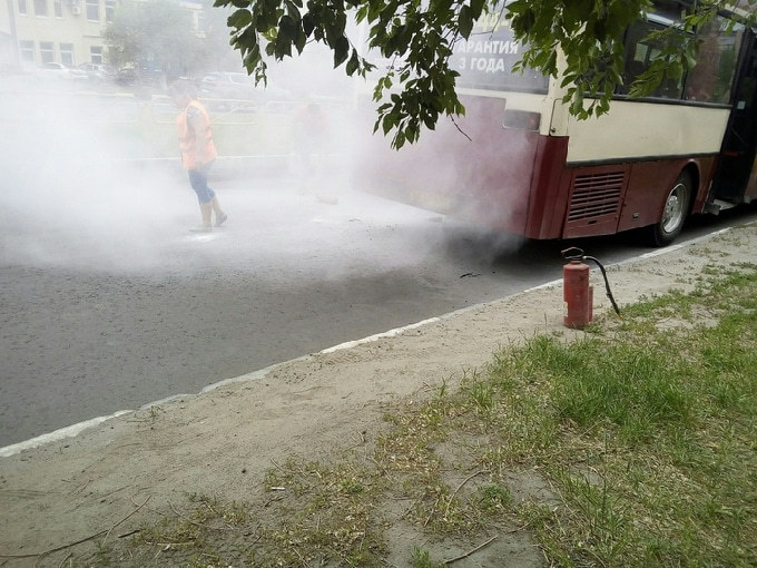 В Саратове несколько человек тушили двигатель в автобусе