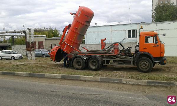 Водитель ассенизаторской машины выгрузил отходы на улице Саратова