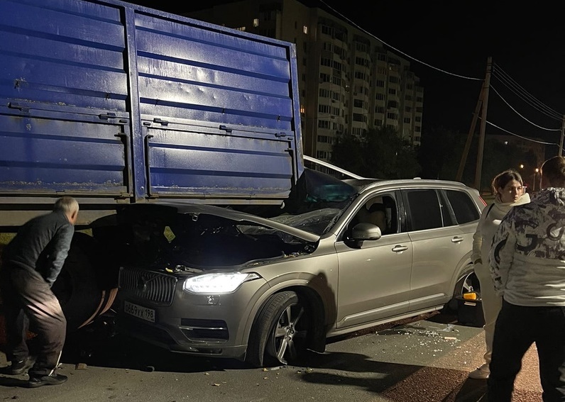 Во время тумана иномарка влетела под припаркованный грузовик