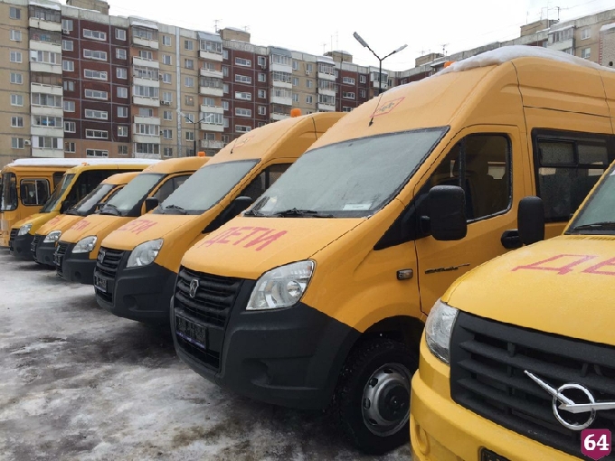Губернатор направил в районы новые автомобили «скорой» и школьные автобусы 