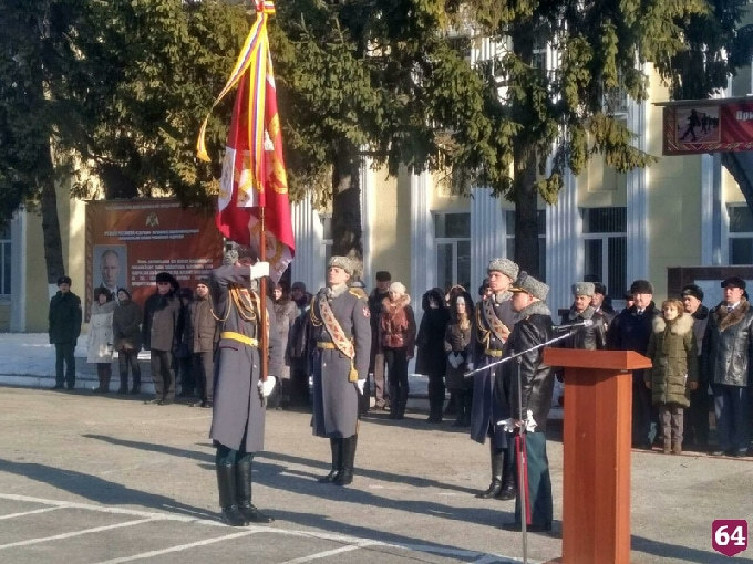 Саратовскому военному институту вручили новое боевое знамя  
