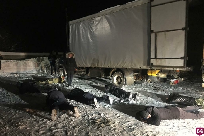 Торговцев нелегальным алкоголем поймали при разгрузке фуры 