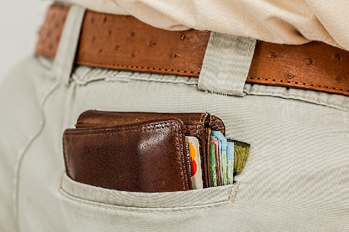 Преступный дуэт украл деньги с карты спящего приятеля