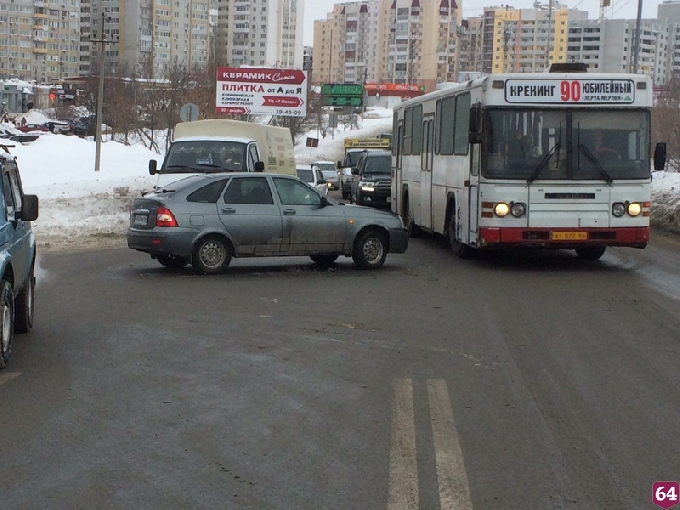 Авария блокировала движение из Юбилейного в центр Саратова
