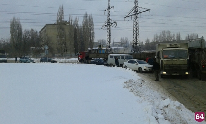 Водители на руках вынесли иномарку из сугроба, чтобы разблокировать улицу 