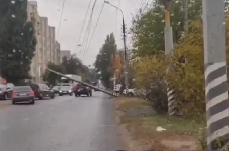 В Энгельсе столб повис на проводах над дорогой