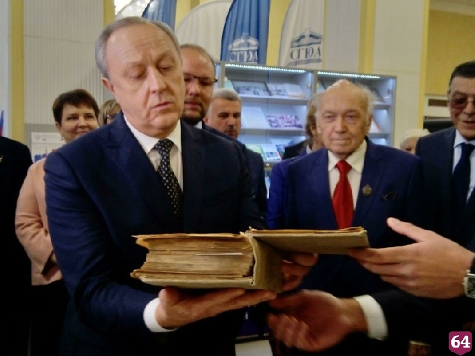 В саратовское правительство привезли изданную 100 лет назад конституцию 