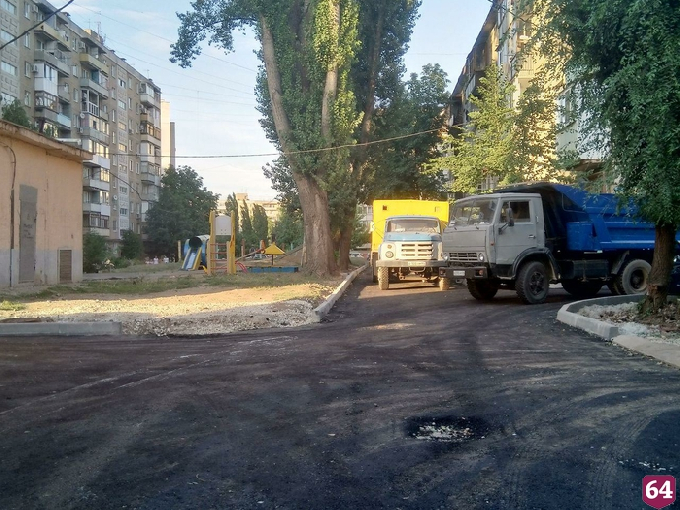Радаев поручил обследовать двор Энгельса с помощью дорожной лаборатории 