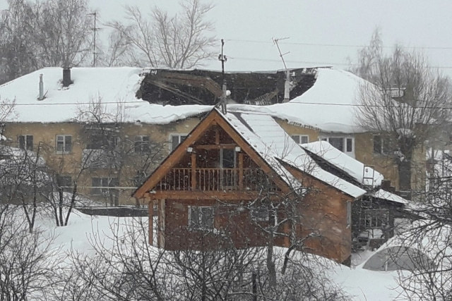 В Базарном Карабулаке под тяжестью снега рухнула кровля 2-этажного дома 