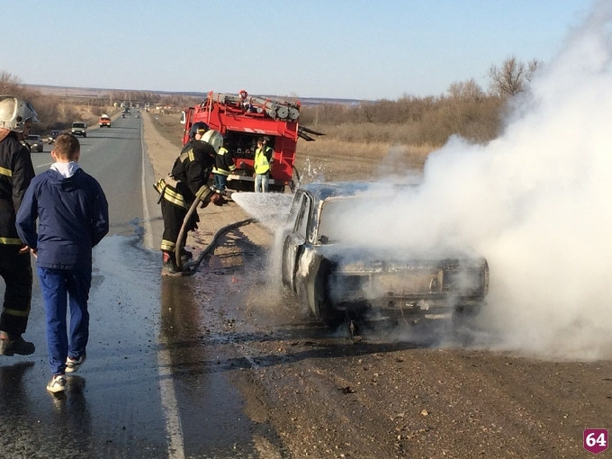 Автомобиль сгорел дотла на трассе под Саратовом