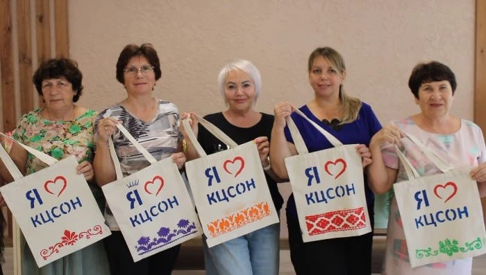 В Энгельсе пенсионерки изготовили уникальные сумки-шоперы