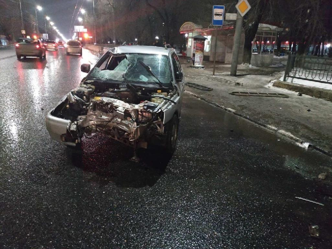 В Саратове водитель «Лады» снес пешеходное ограждение и влетел в «Киа»
