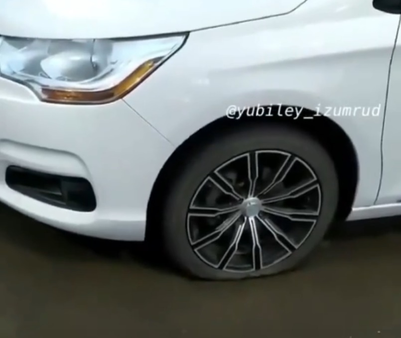 На парковке неизвестные прокололи колеса у 5 автомобилей