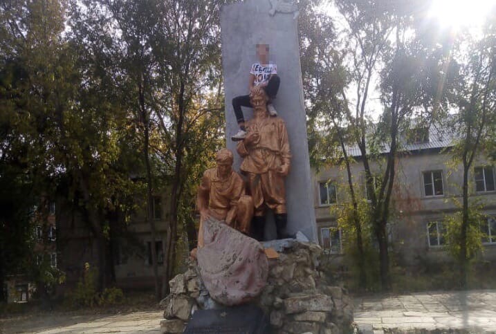 Саратовский школьник устроил фотосессию на памятнике над братской могилой