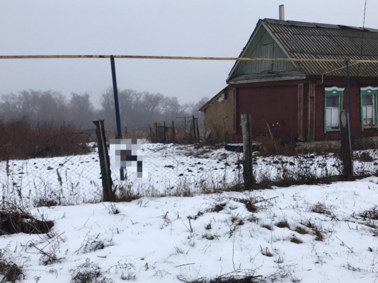 Женщина нашла в соседнем дворе труп мужчины со ссадинами на лице