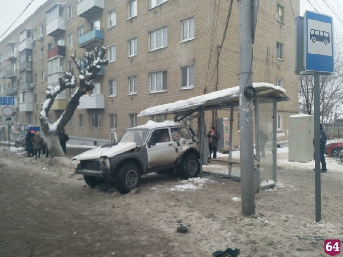 В Саратове пьяный водитель «Нивы» снес остановку со старшеклассницей