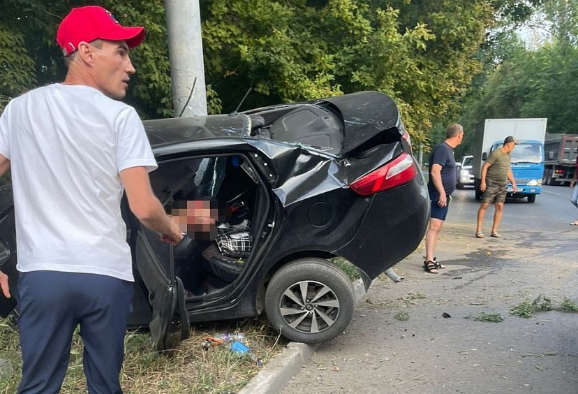 В Саратове ищут свидетелей гибели двух человек в ДТП со столбом 