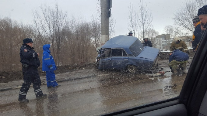 В Балакове при столкновении со столбом погиб 19-летний водитель 