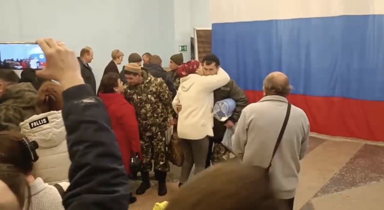 Под Саратовом мобилизованных проводили с теплой одеждой и спальниками 