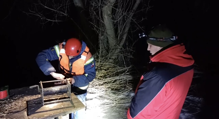 В подтопленном паводковыми водами Петровске взорвали лед 