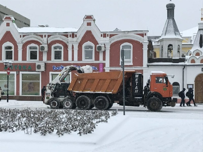 В Саратове на уборку дворов вышли 900 человек