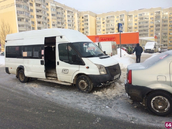 В Саратове нарушитель на иномарке загнал маршрутку в сугроб