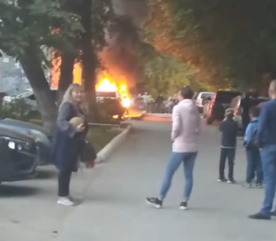 Полыхавшая на улице Саратова машина собрала толпу зевак