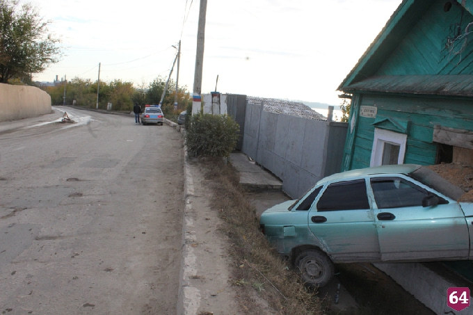 Полиция ищет въехавшего в дом водителя