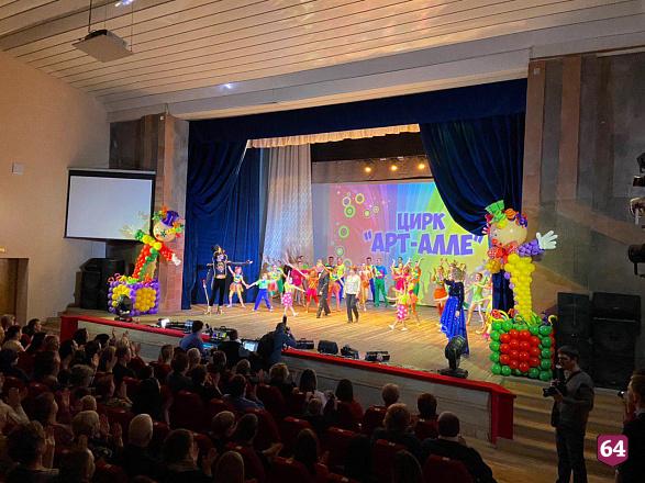 Новую программу саратовский народный цирк посвятил весне и любви 