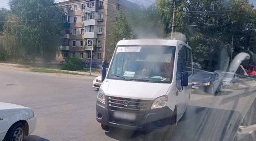 Водитель маршрутки не выпускал на остановке школьницу с проездным