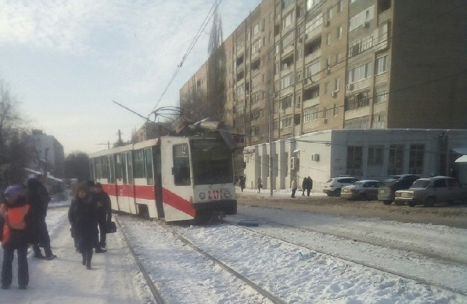 Причиной аварии с трамваем в Саратове мог стать посторонний предмет на рельсах 